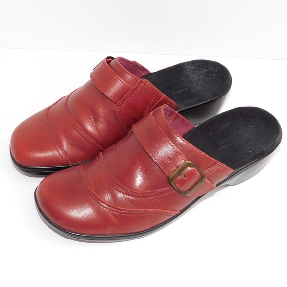 clarks red clogs